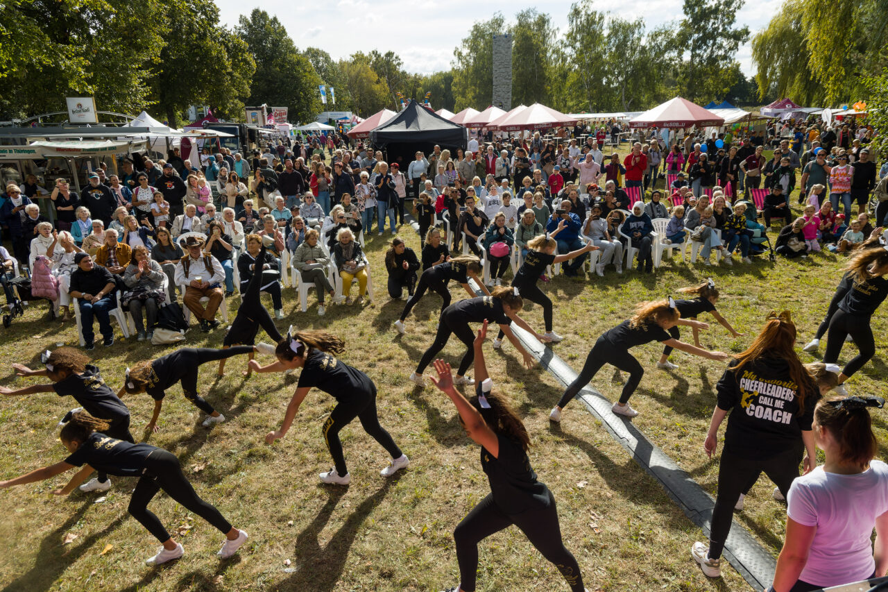 Kinder tanzen beim Begegnungsfest im Märkischen Viertel vor Zuschauer*innen