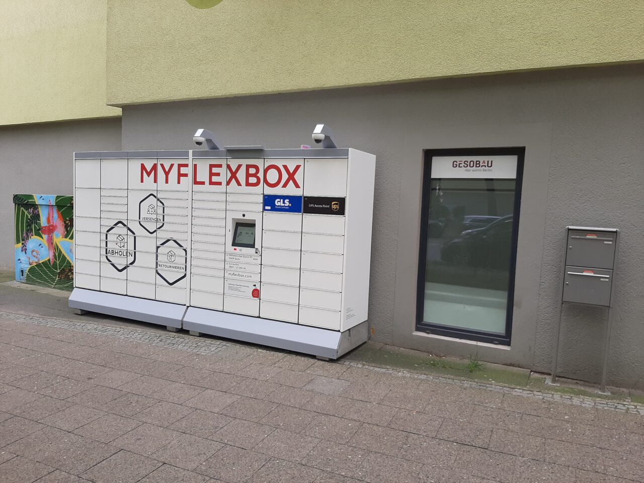Pakethub von myflexbox vor einem Wohnhaus der GESOBAU.