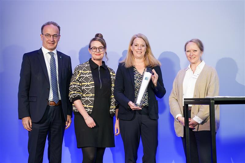 Vier Personen bei der Übergabe des Preises für Deutschlands beste Mieterzeitung an die GESOBAU