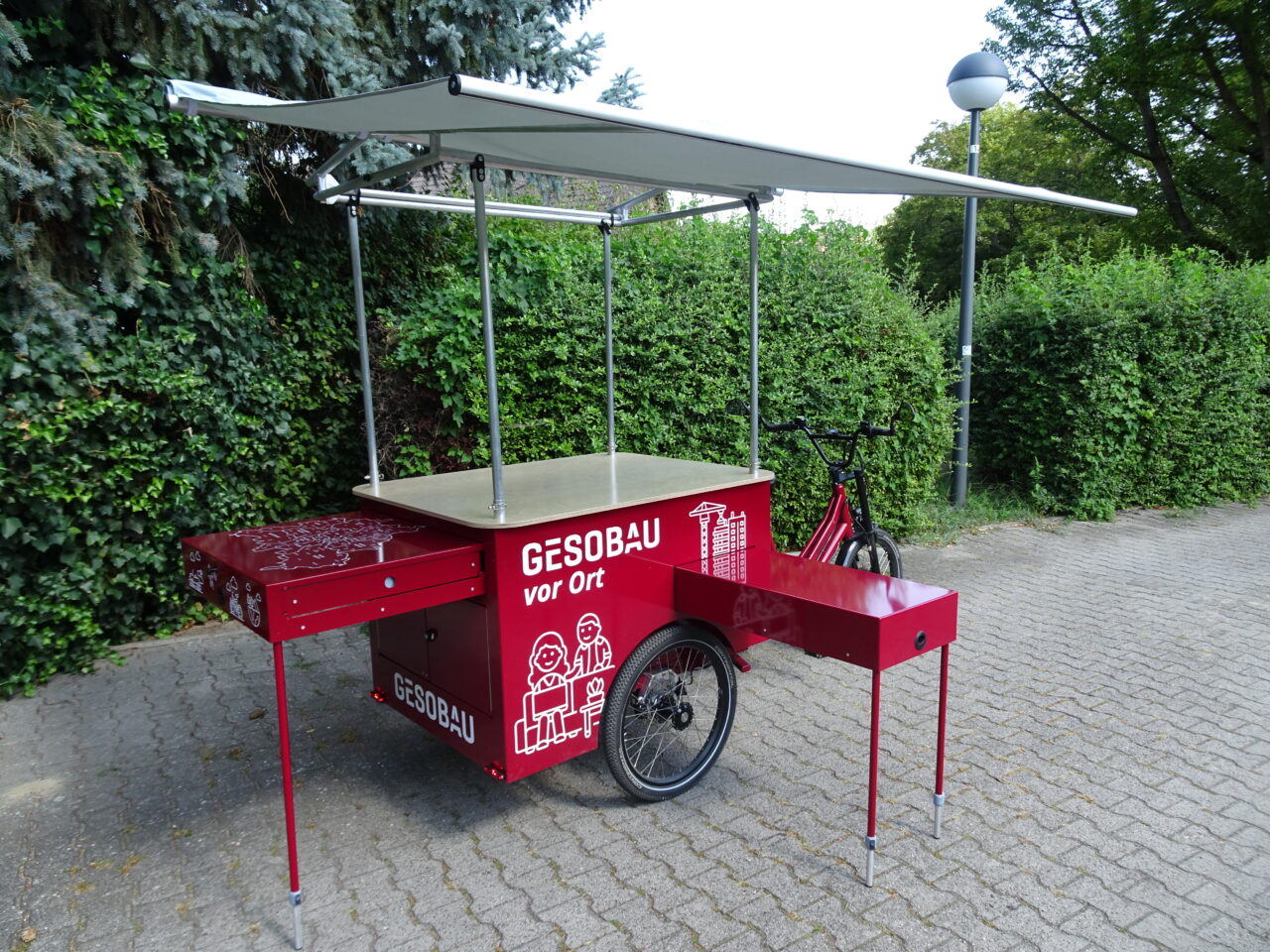 Rotes Lastenrad als Quartiersfahrrad der GESOBAu