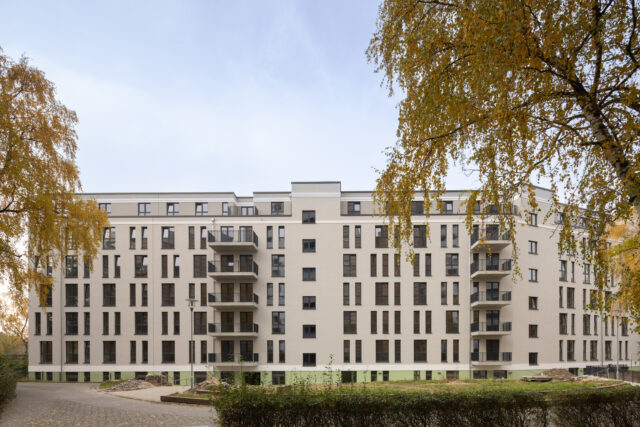 Außenansicht eines weißen GESOBAU-Gebäudes in der Titiseestraße