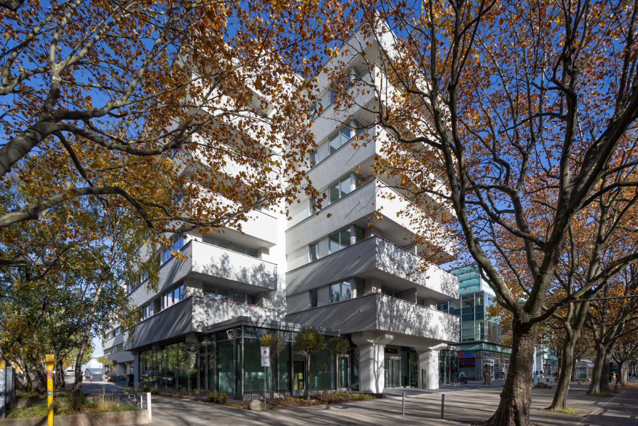 Außenansicht der ehemalige Firmenzentrale im Märkischen Viertel, welche zu Senior*innenwohnungen umgebaut wurde