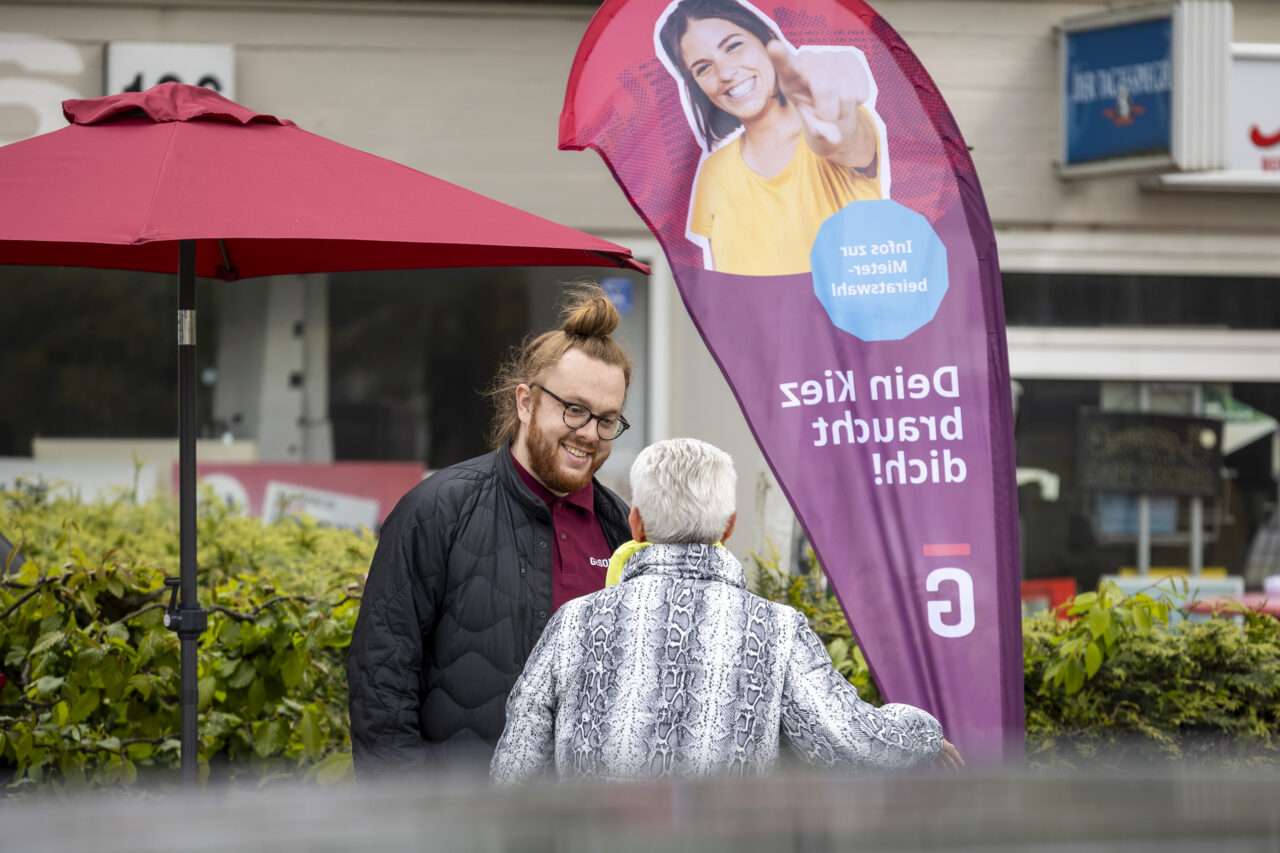 GESOBAU-Mitarbeiter spricht mit Mieterin bei der Anwerbeaktion für die Mieter*innenbeiräte