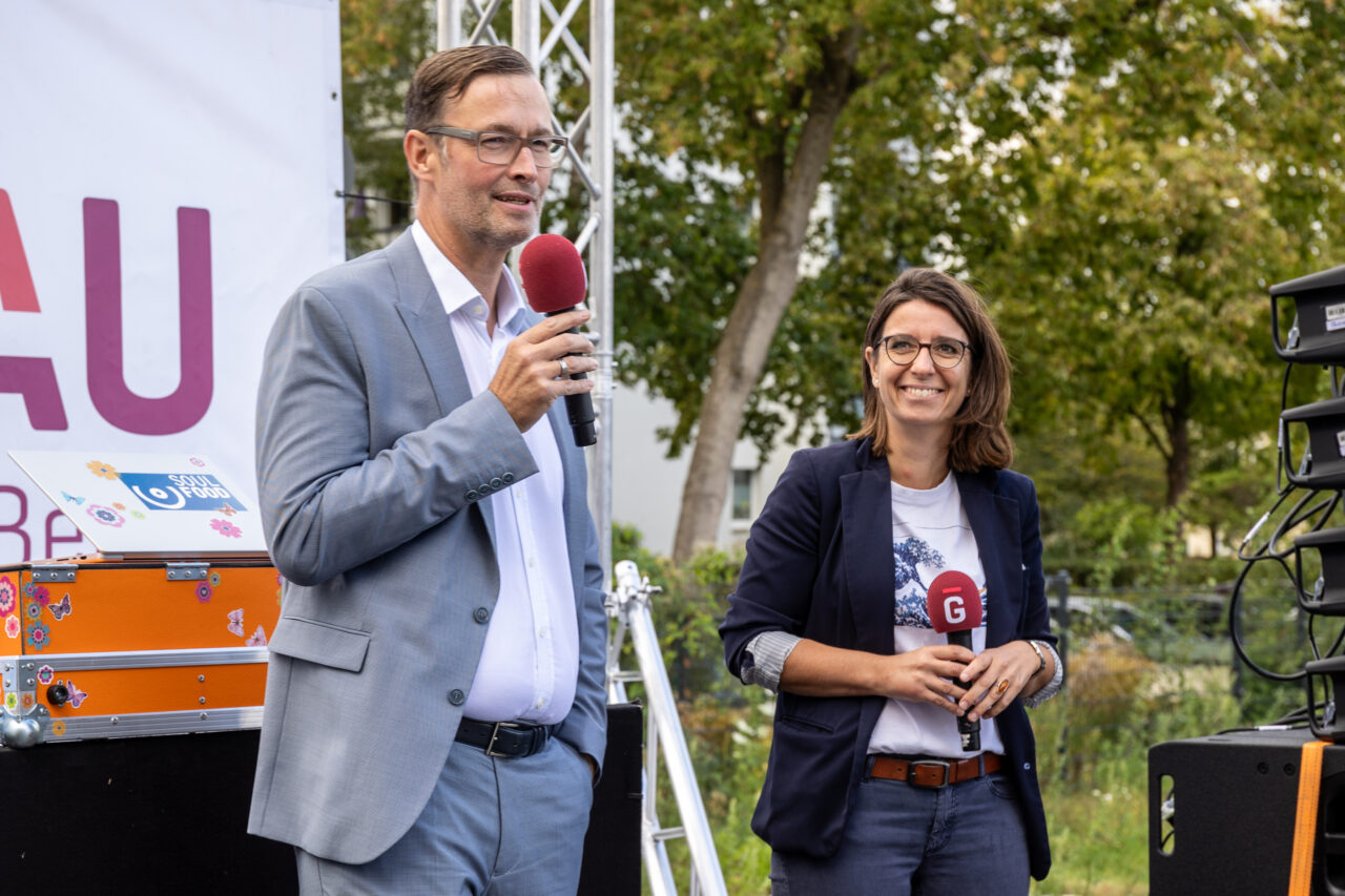 Nadja Zivkovic, Bezirksbürgermeisterin von Marzahn-Hellersdorf, und Lars Holborn, Prokurist und Geschäftsbereichsleiter Immobilienbewirtschaftung bei der GESOBAU, heißen die Mieter*innen im Quartier Stadtgut Hellersdorf willkommen.