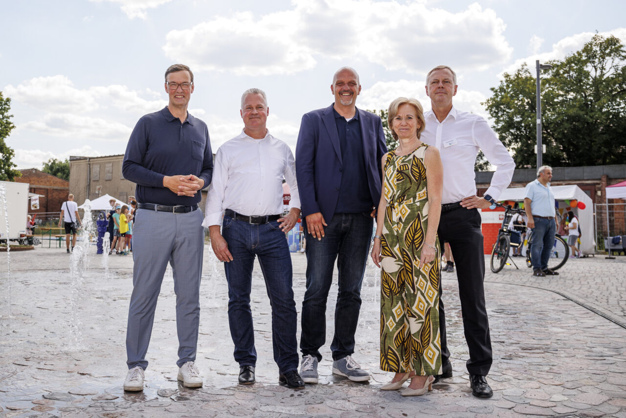 Lars Holborn und Christian Wilkens, Mitarbeiter der GESOBAU, gemeinsam mit Staatssekretär Stephan Machulik, Bezirksstadträtin Heike Wessoly und Frank Bruckmann, Finanzvorstand der Berliner Wasserbetriebe bei der Eröffnung des Stadtplatzes Hellersdorf