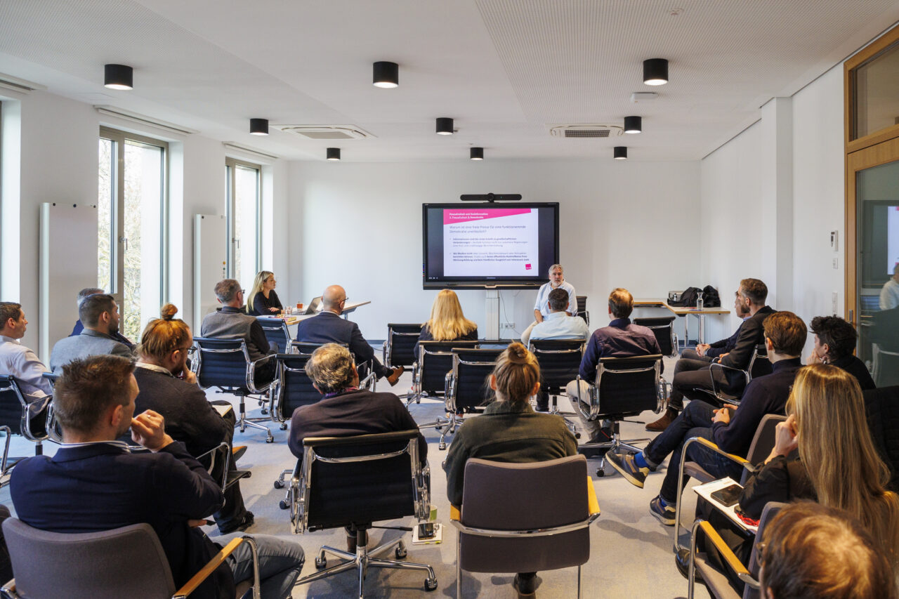 GESOBAU-Mitarbeitende in einem Konferenzraum beim Thementag Demokratie