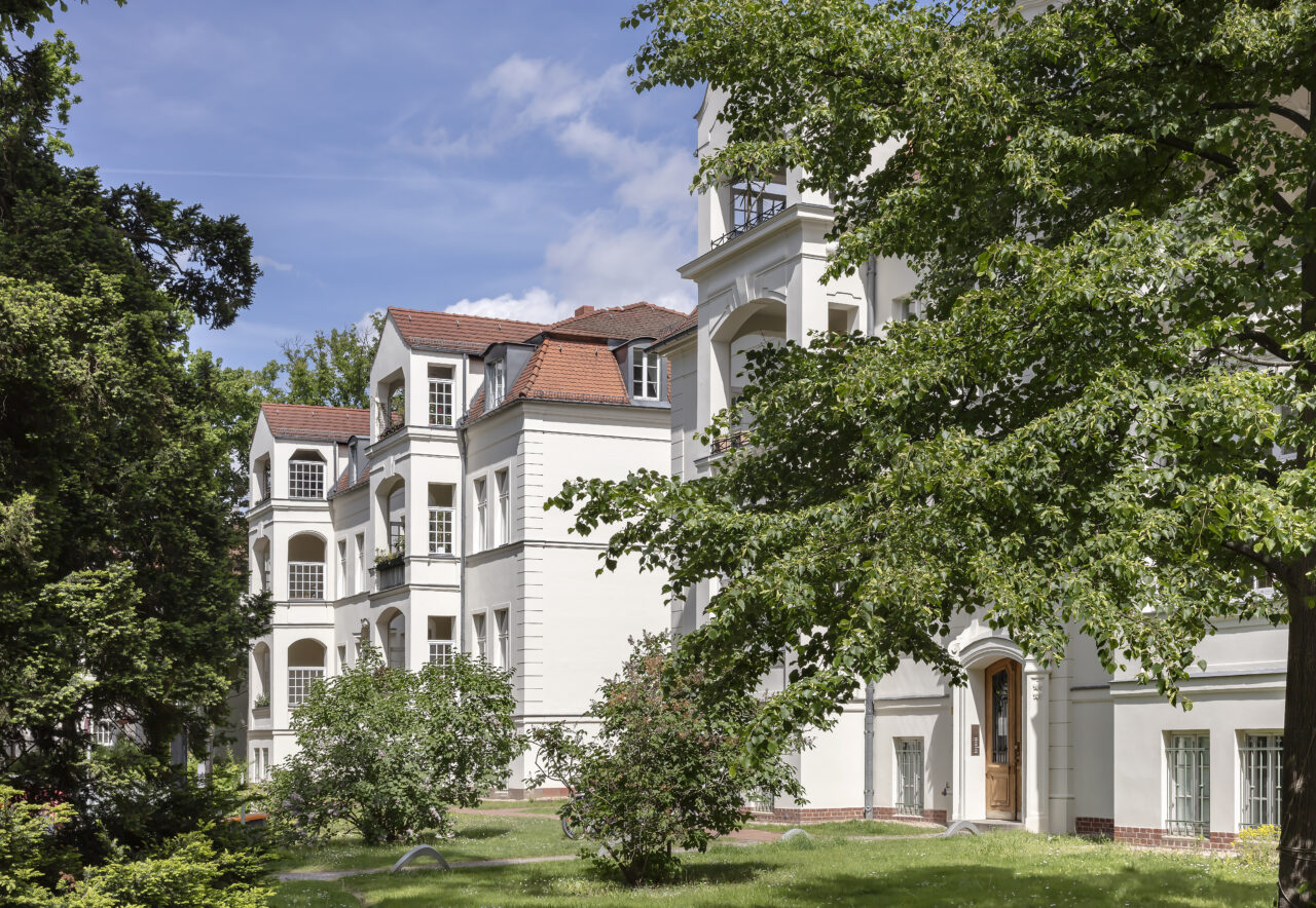 Weiße Wohngebäude der Wohnanlage Amalienpark