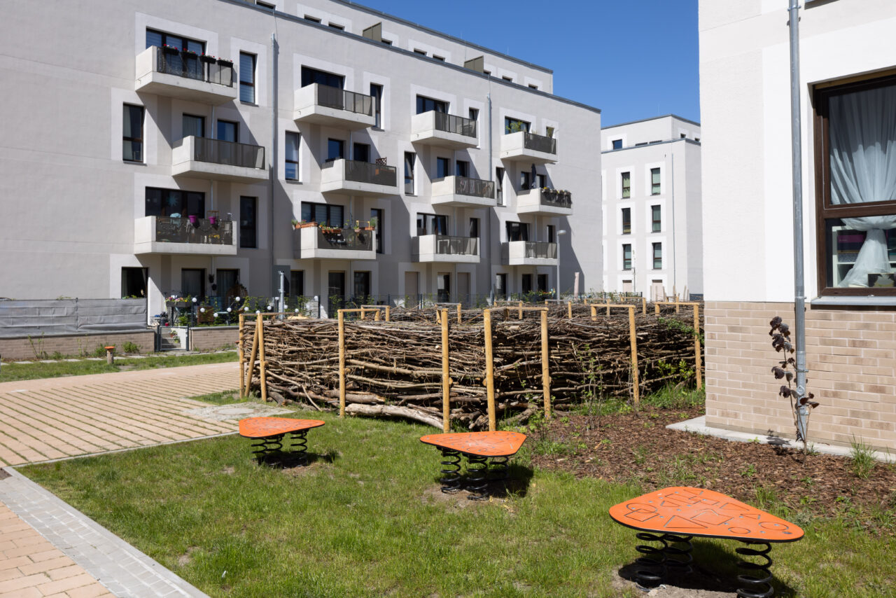 Weiße Neubaugebäude im Areal Beate-Hahn-Straße